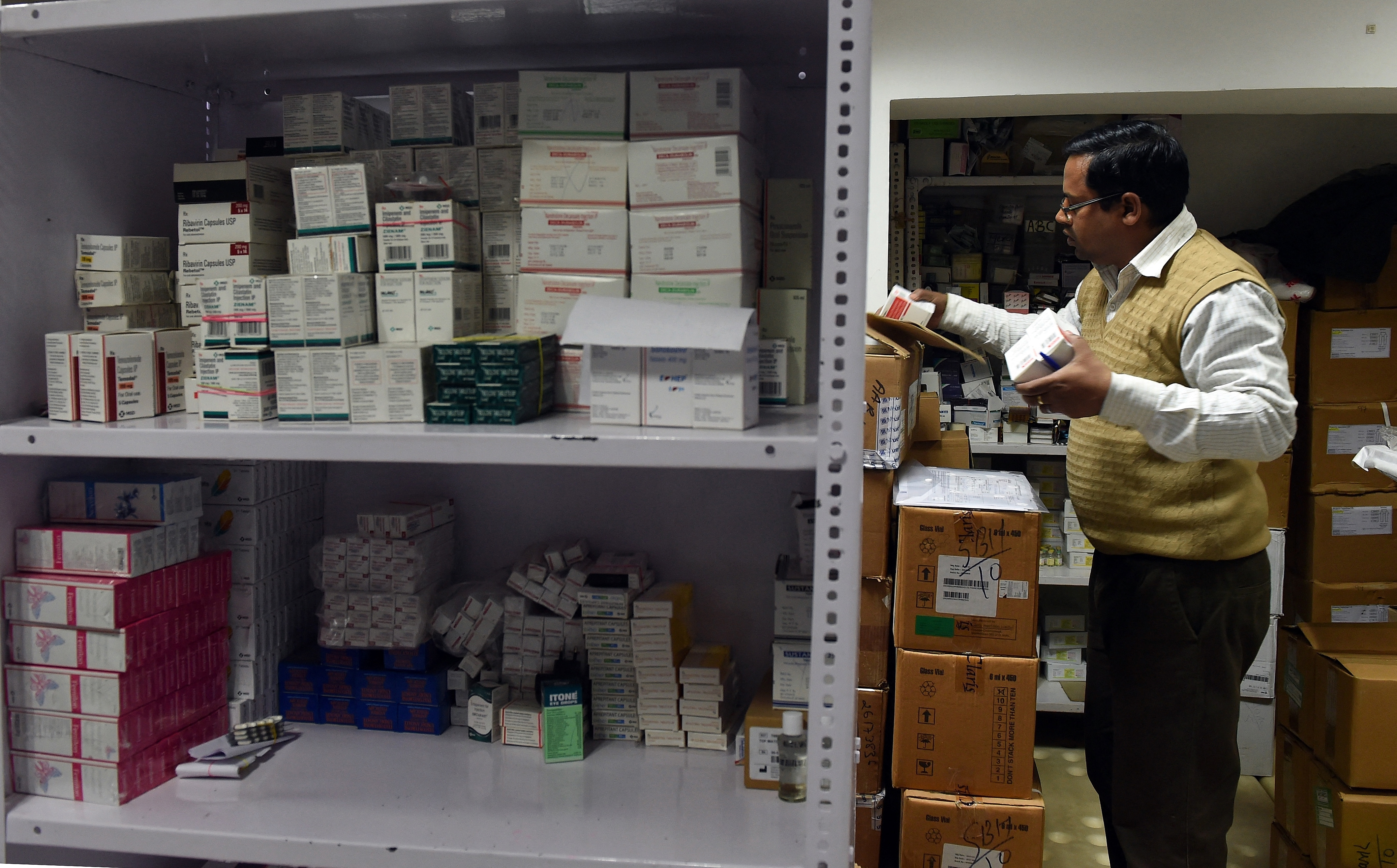 uomo in una farmacia