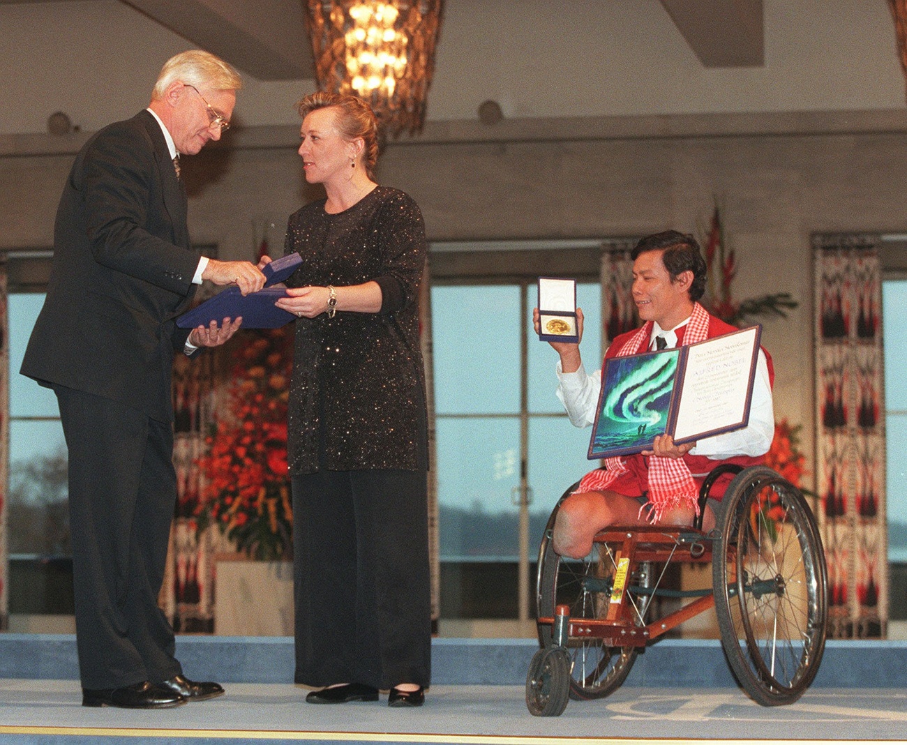 Tun Channareth with Judy Williams at the Nobel Peace Prize ceremony in Oslo, Norway, in 1997.