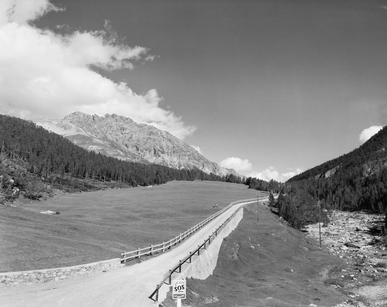 La strada sterrata e stretta del Passo del Forno nei Grigioni.
