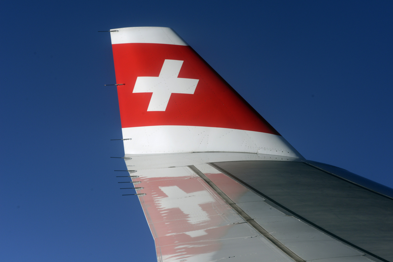 Teil eines Flugzeuges mit Schweizer Flagge.