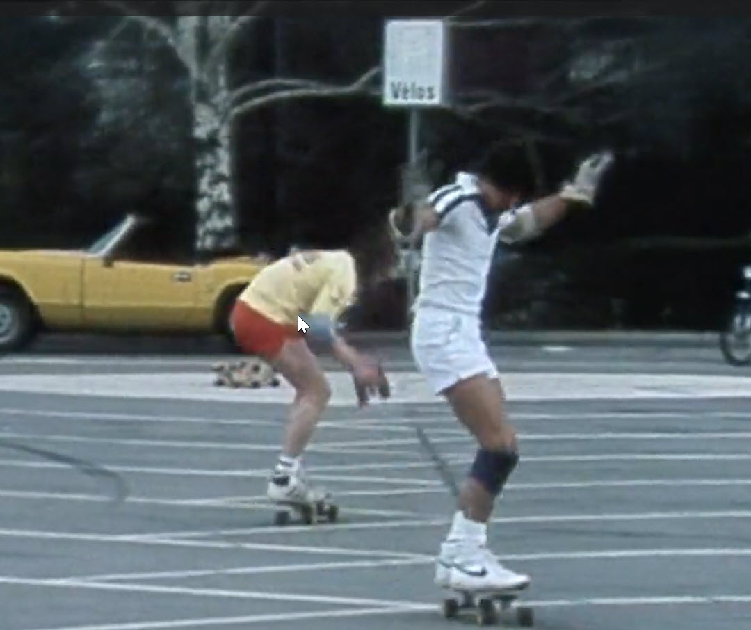 Deux hommes chacun sur un skateboard