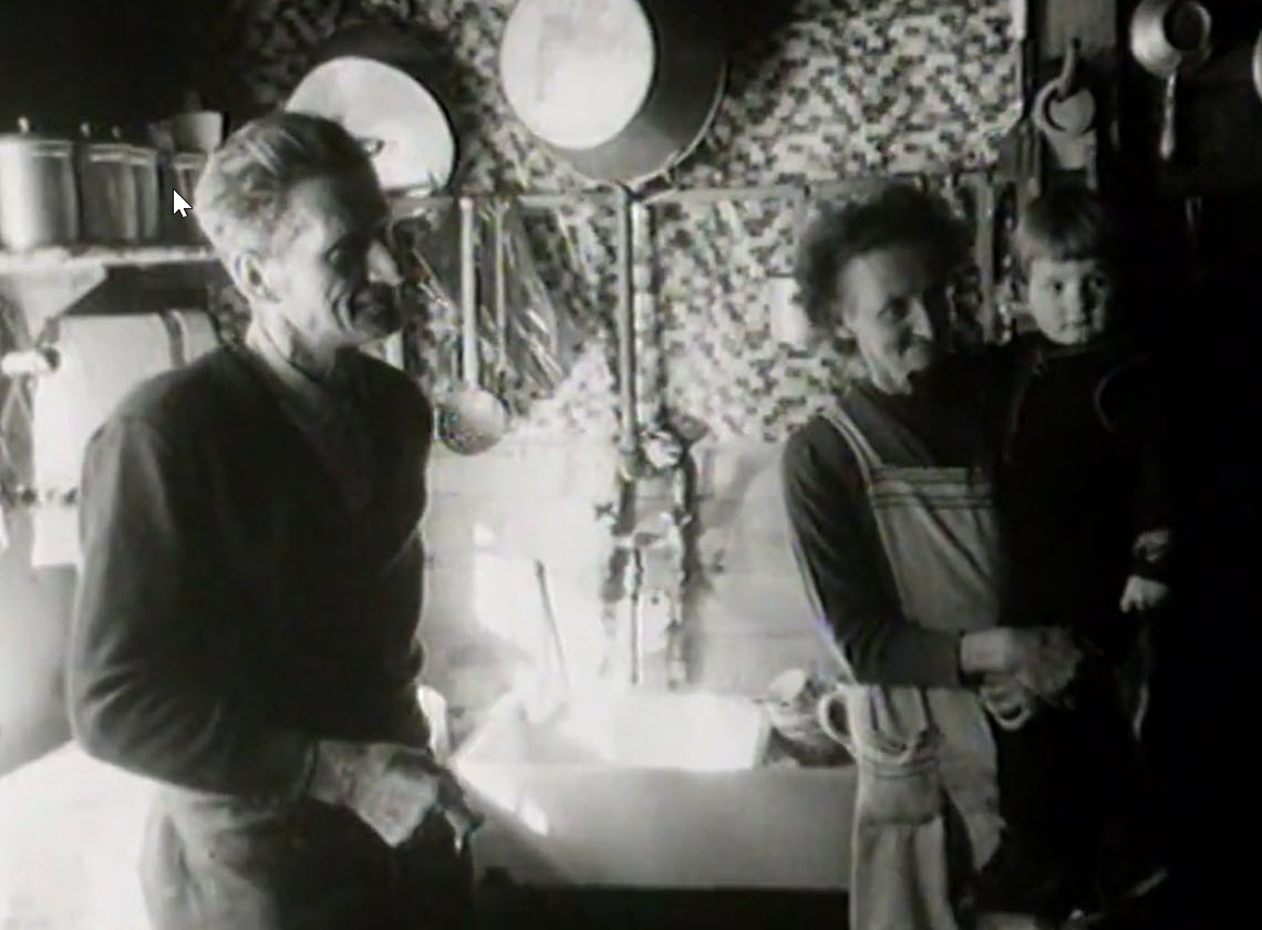 Homme et femme avec un enfant dans les bras