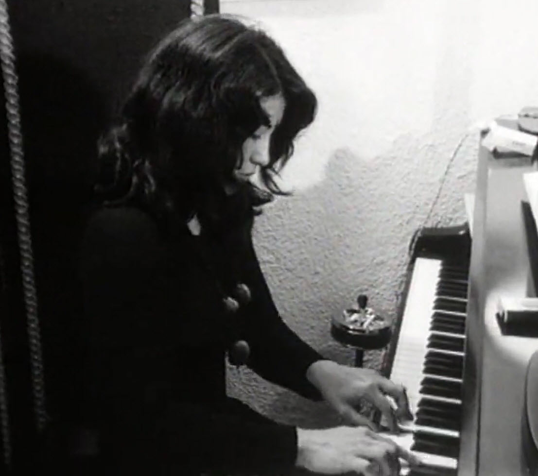 Femme jouant au piano
