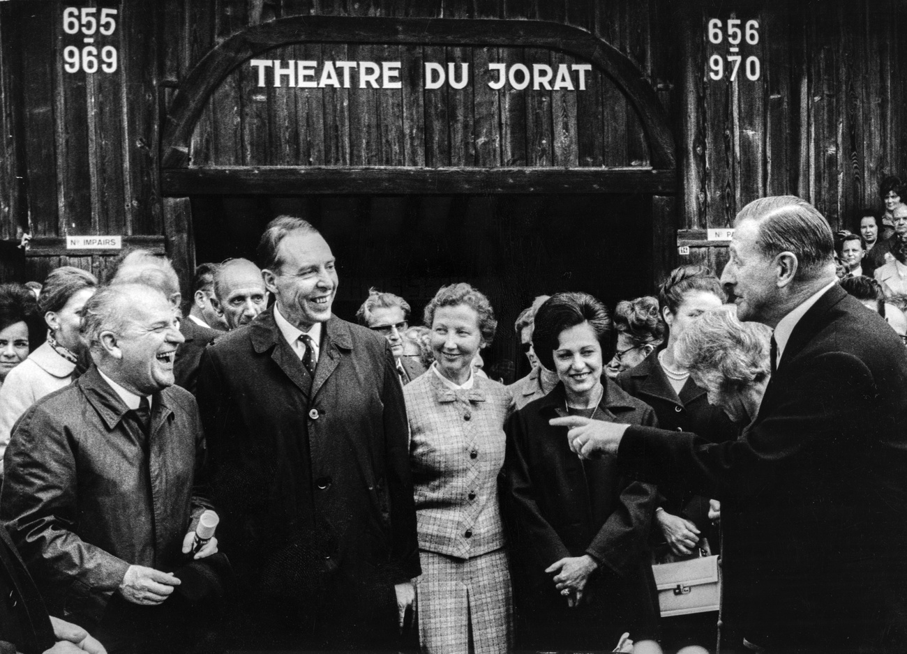 Federal Councillors Nello Celio (1914-1995), left, Hans-Peter Tschudi (1913-2002), second from left, and Ludwig von Moos (1910-1990), right, with their wives Irma Tschudi, centre left, and Christina Celio, centre right, were the guests of honour at the traditional premiere of the Théâtre du Jorat on June 8, 1968.