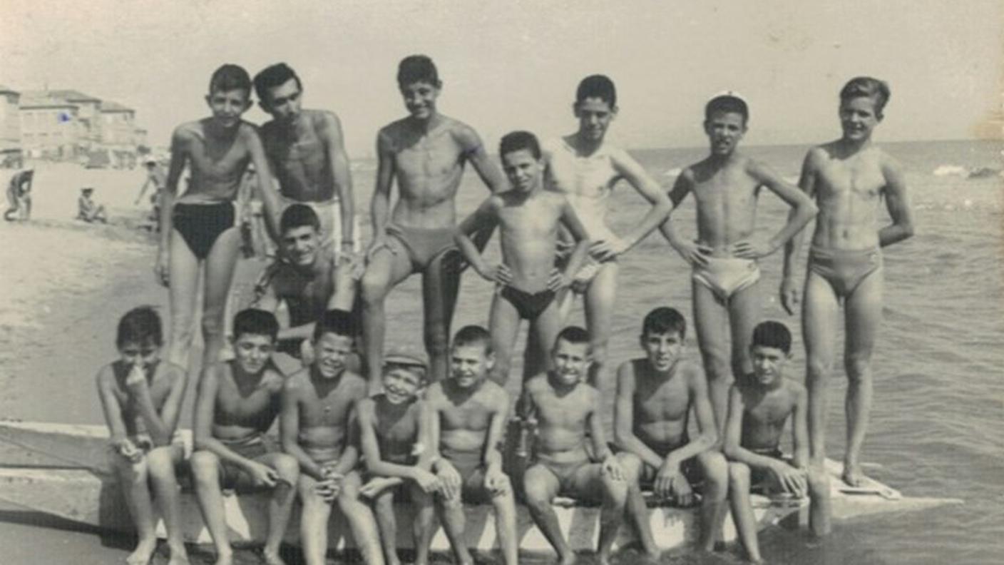 Gruppo di ragazzi a Igea Marina.