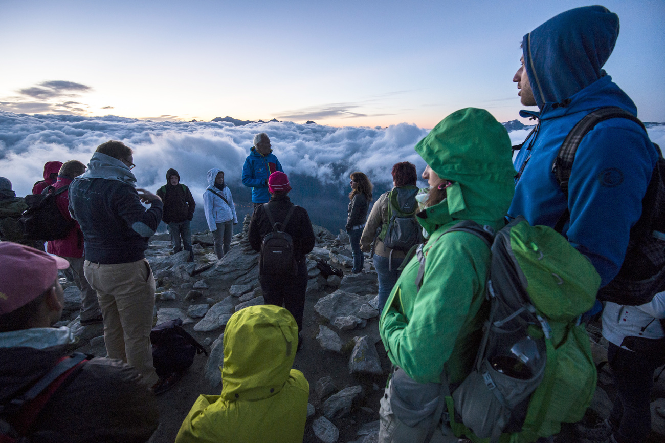 Touristinnen und Touristen auf einem Berggipfel