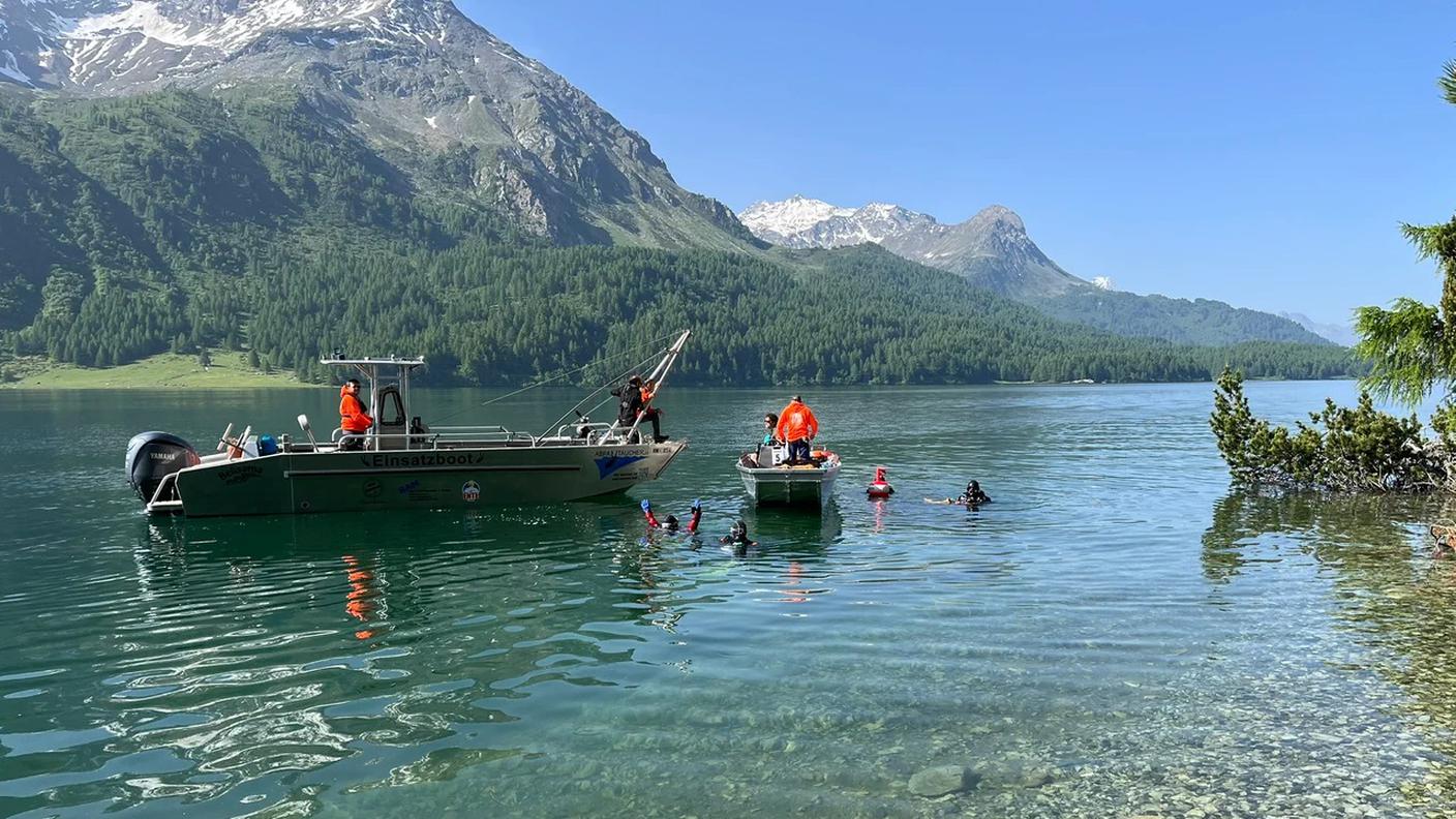 Barchetta su lago