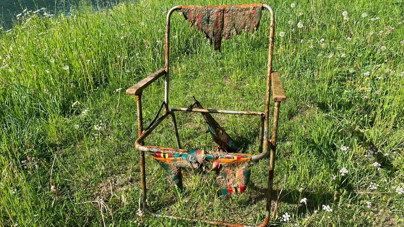 alter Gartenstuhl, das Polster fast ganz aufgelöst