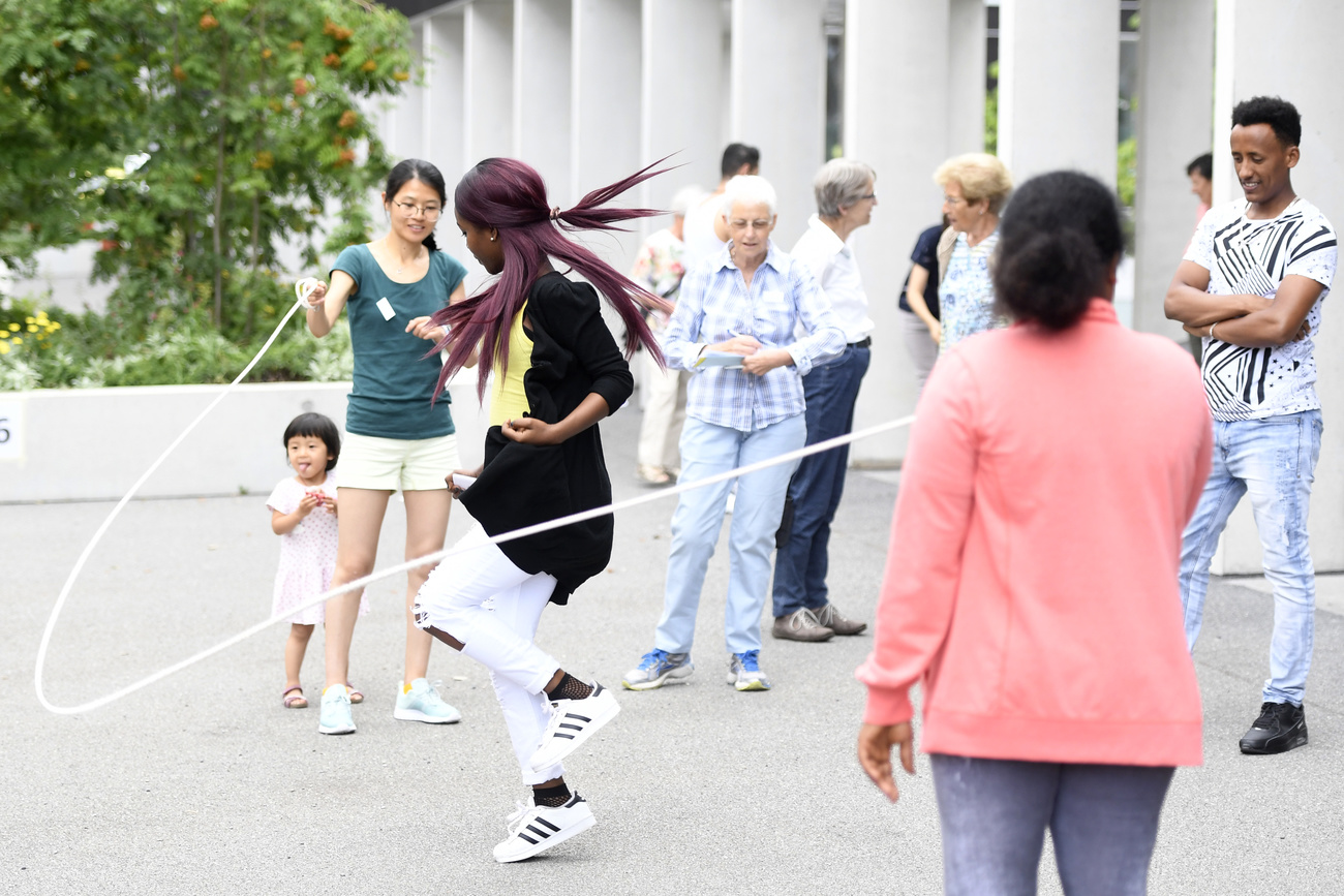 2017年6月28日,在卢塞恩州举办的庇护活动周上,当地人与难民们一起开展游戏。