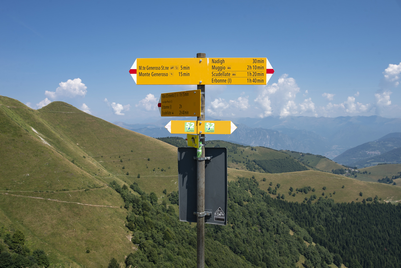 Segnaletica sentieristica del Monte Generoso.