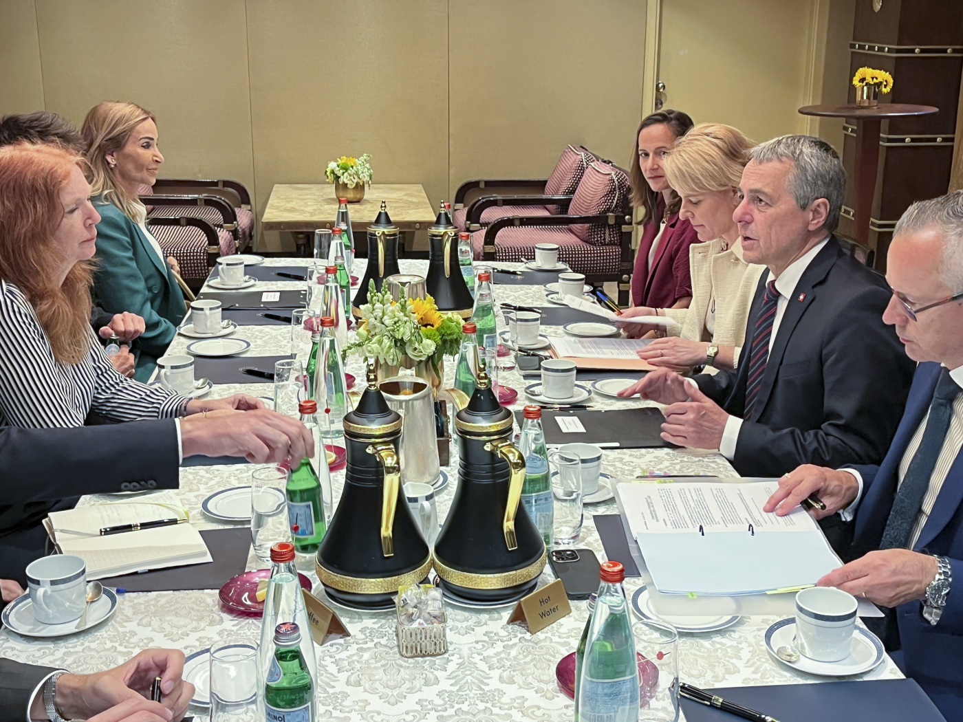 Ignazio Cassis, ministro de Asuntos Exteriores de Suiza, durante su encuentro con personal humanitario que le informa sobre las condiciones en la Franja de Gaza.