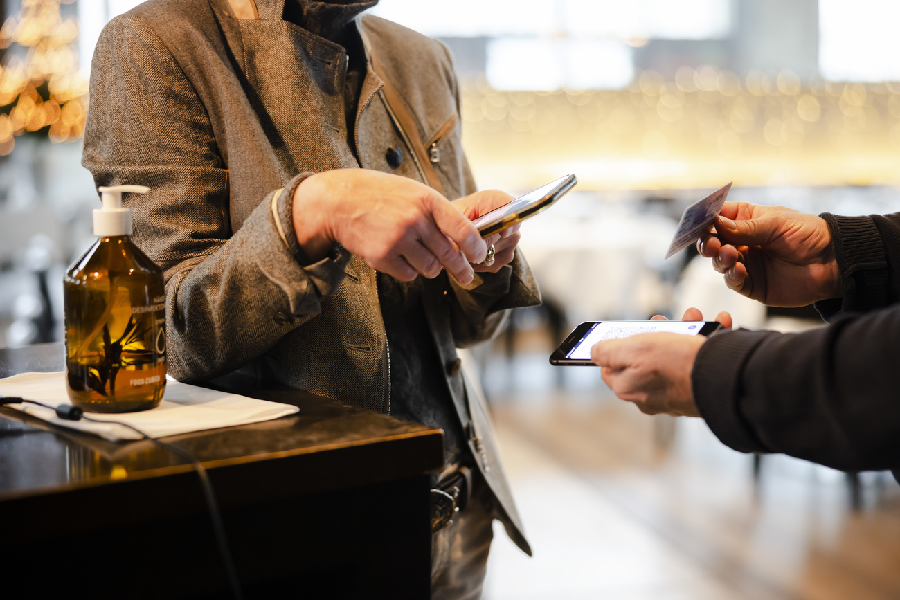 una persona mostra il certificato covid-19 sul suo smartphone