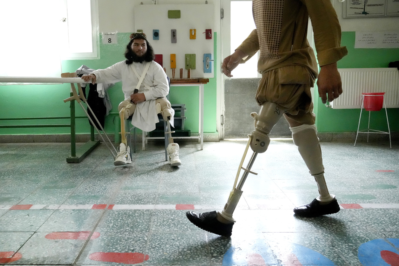 Des hommes afghans ayant perdu leurs jambes.