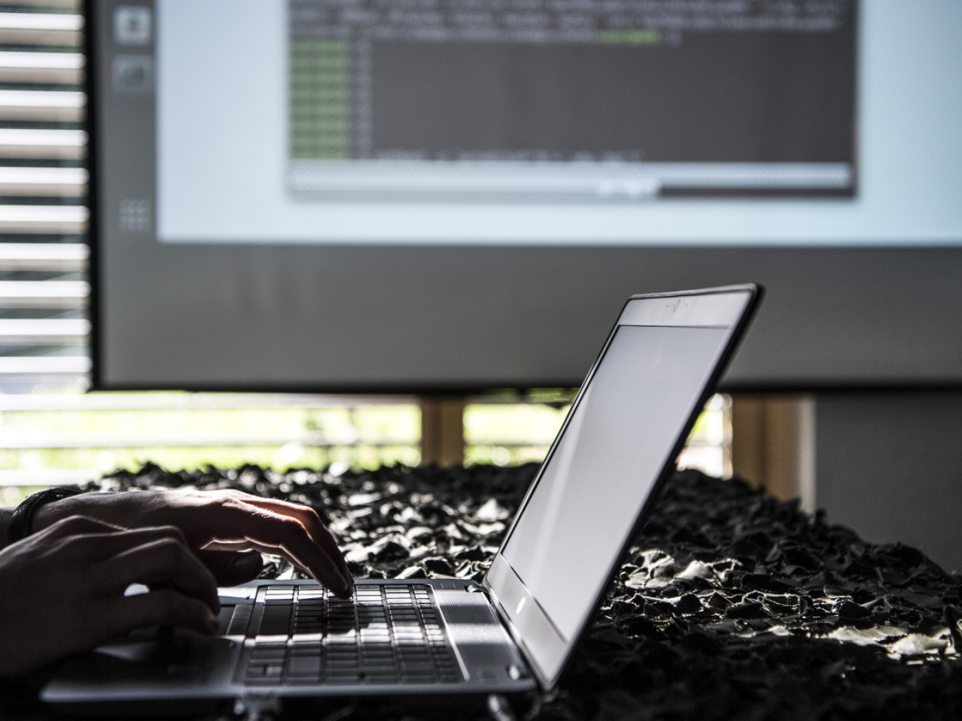 Federal Council gives green light to investigation into spying by the SRC