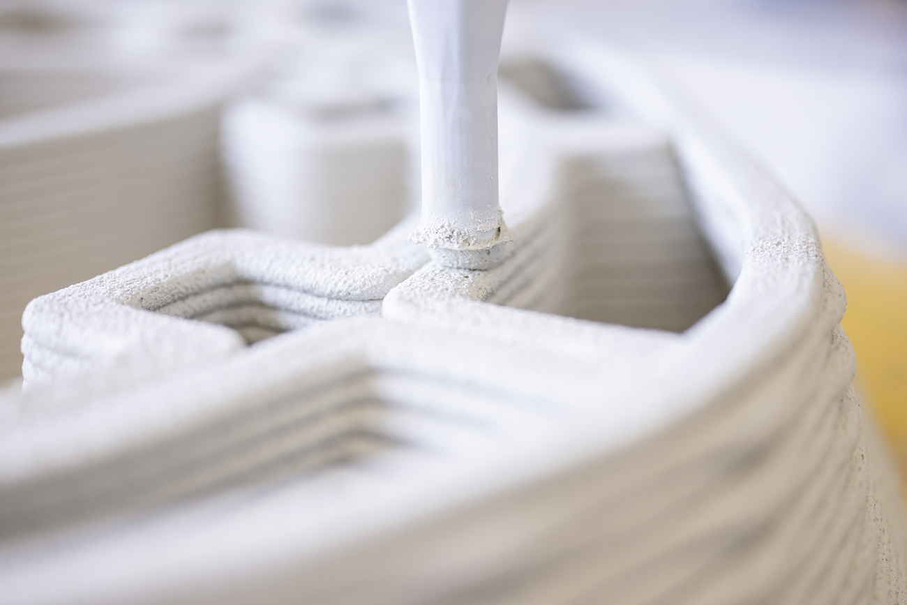 Layer by layer, the 3D printer at ETH Zurich prints the concrete into one of the columns.