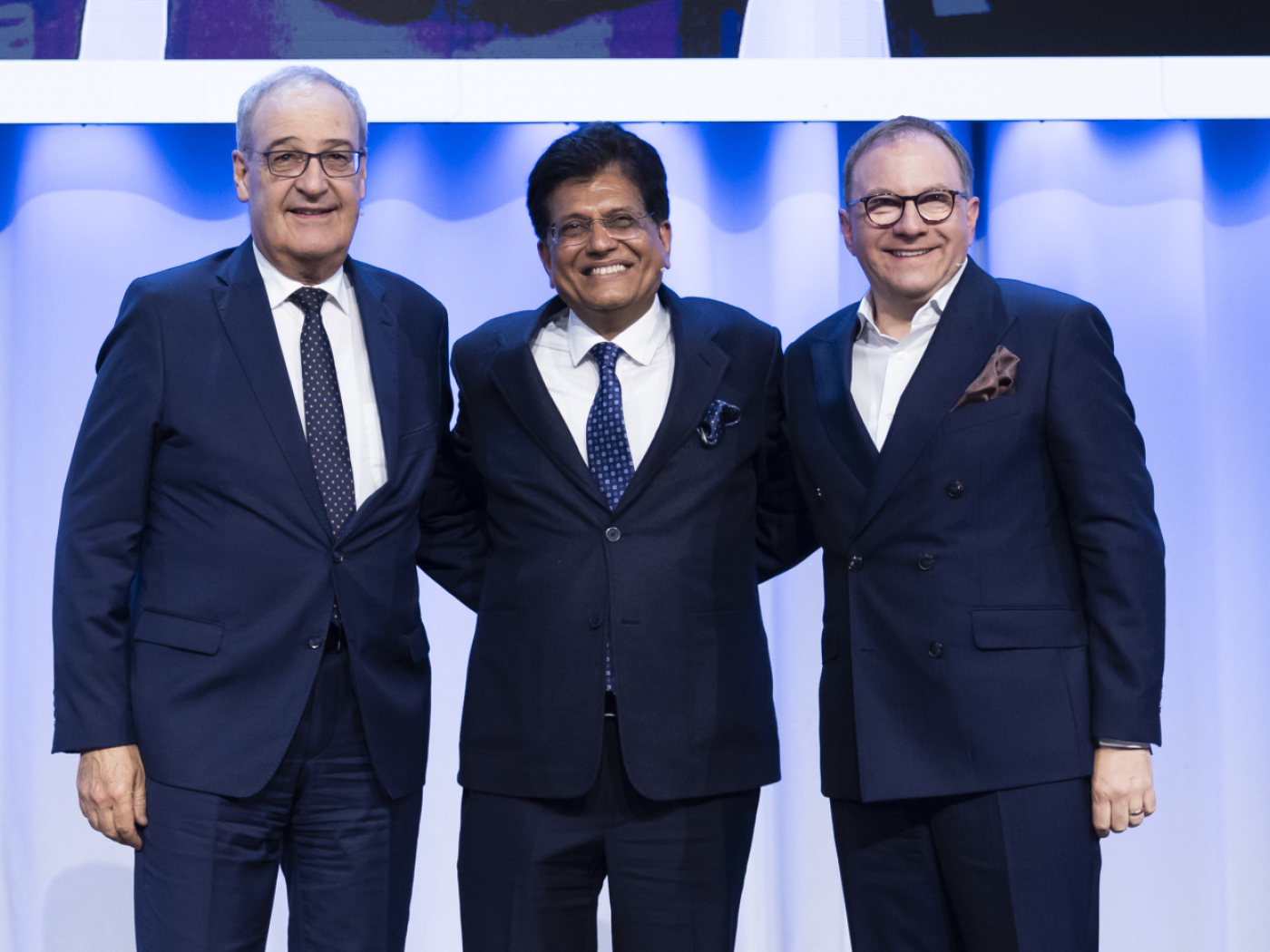 Il consigliere federale Guy Parmelin, il ministro del commercio e dell'industria indiano Piyush Goyal e il presidente di Swissmem Martin Hirze.