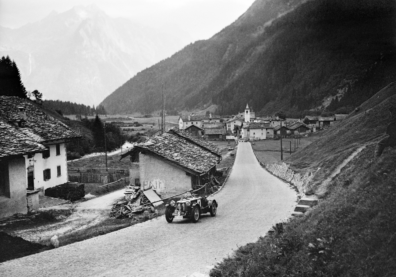 Il pilota svizzero Compte Jacques de Wurstemberger "Hervé" su MG con il numero di partenza 44 percorre la strada del passo dalla partenza nel villaggio di Casaccia alla gara di montagna del Maloja nel 1949.