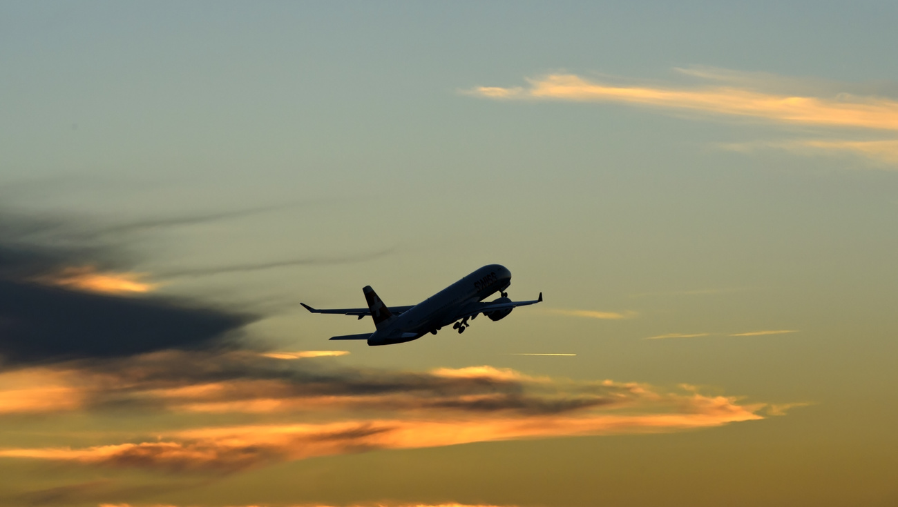 Flugzeug hebt in den Abendhimmel ab
