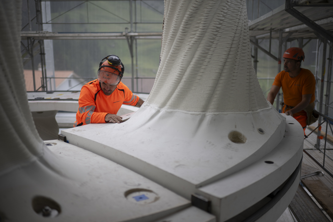 Thanks to the prefabricated elements with their recesses, assembly is relatively easy.