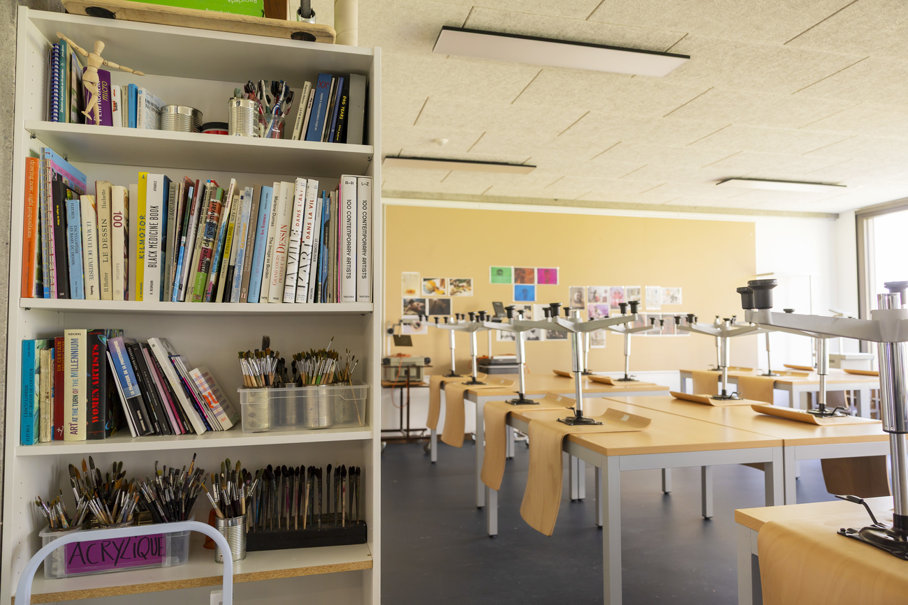 aula scolastica vuota con sedie sui banchi