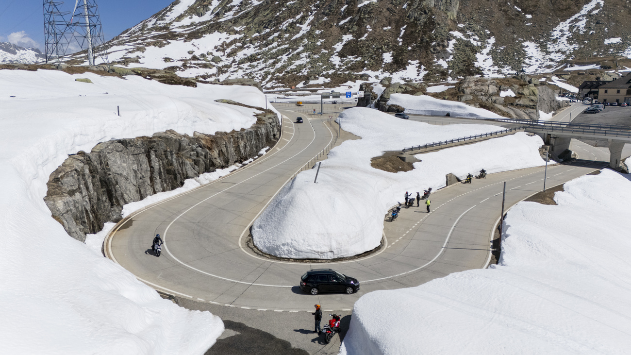 strada con neve sui bordi