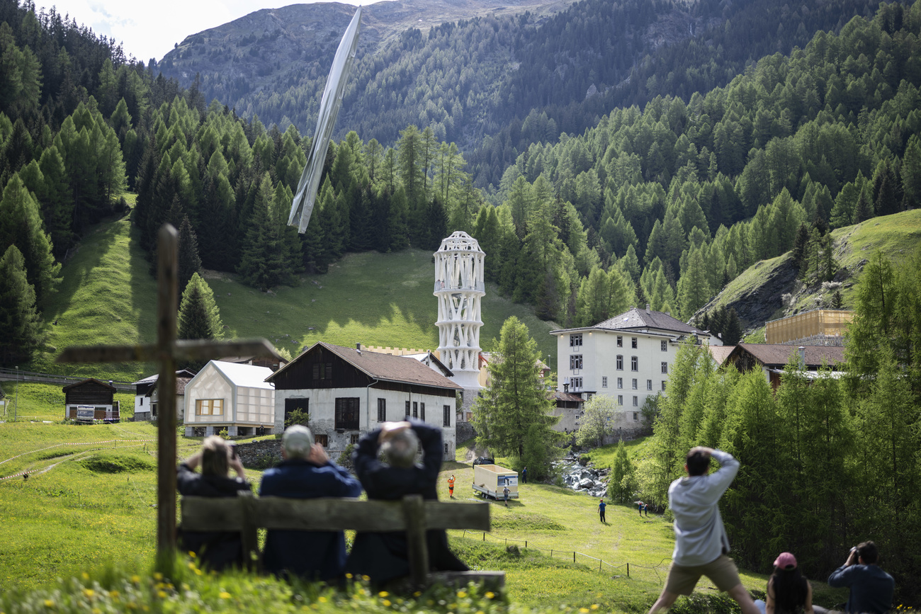 The unveiling of the White Tower on May 19, 2025, attracted many onlookers. At the top left of the picture, the shell disappears by helicopter.