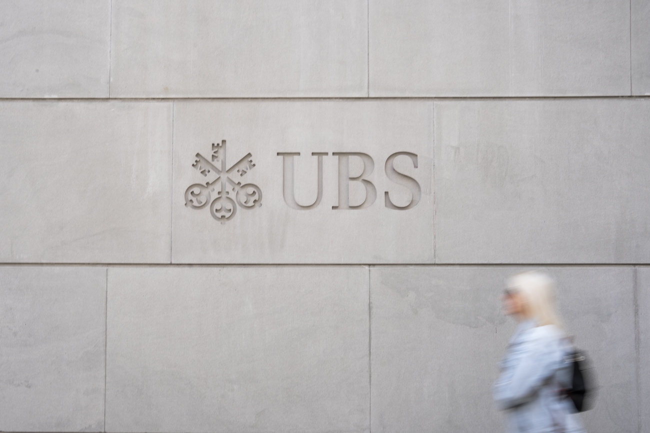 Logo di UBS su una parete