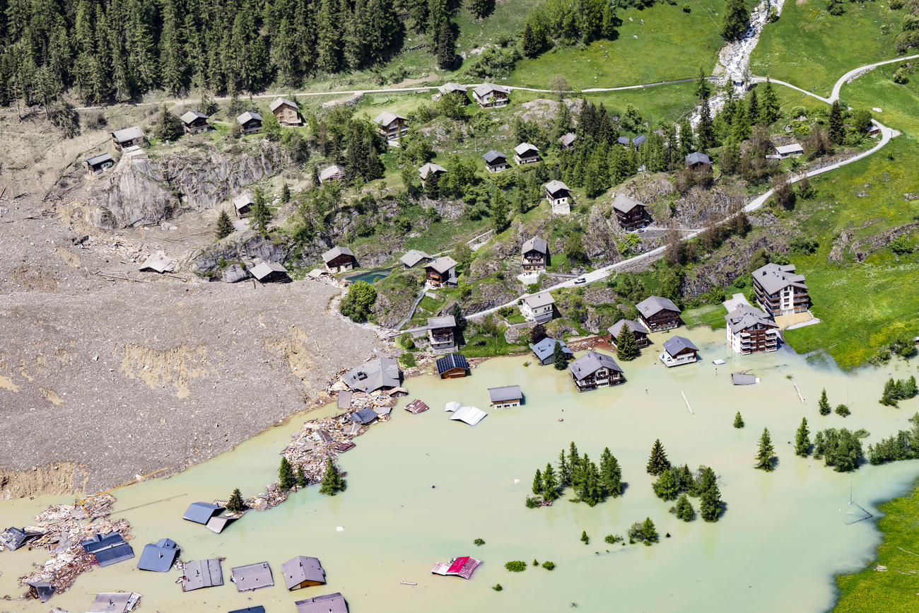 Il villaggio distrutto di Blatten.