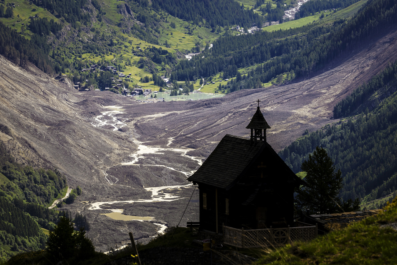 Kirche und im Hintergrund der Schuttkegel