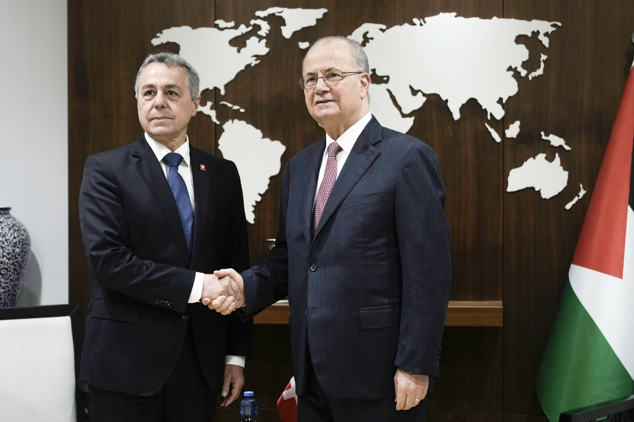 Ignazio Cassis stringe la mano al premier palestinese Mohammad Mustafa