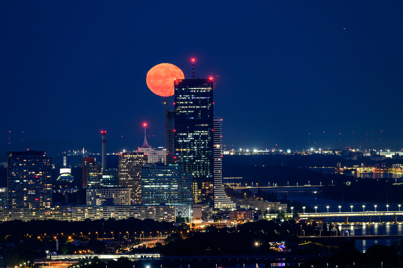 Strawberry moon over Vienna.