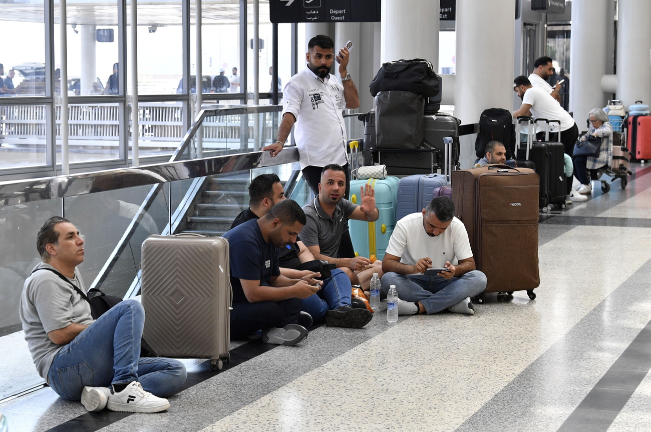 مسافرون ينتظرون في مطار رفيق الحريري الدولي بعد تأجيل أو إلغاء عدة رحلات في 13 يونيو، وسط تصاعد التوتر بين إسرائيل وإيران، على خلفية غارات إسرائيلية استهدفت منشآت نووية داخل إيران.