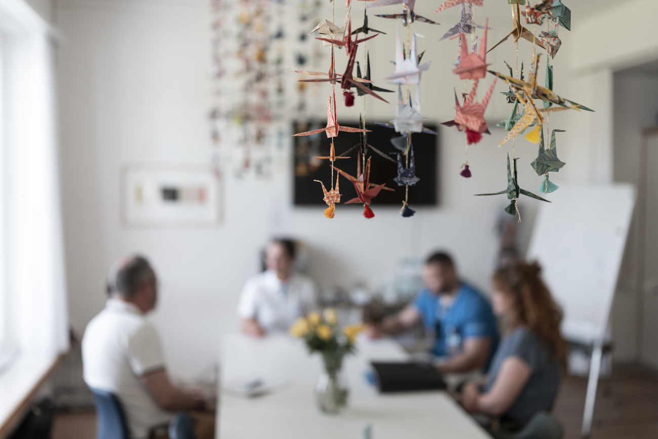 famiglia seduta al tavolo da pranzo