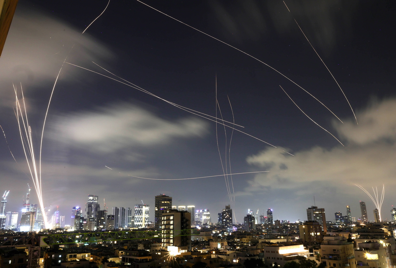 6月17日,以色列特拉维夫上空,以色列防空系统 “铁穹 ”拦截从伊朗发射的导弹。