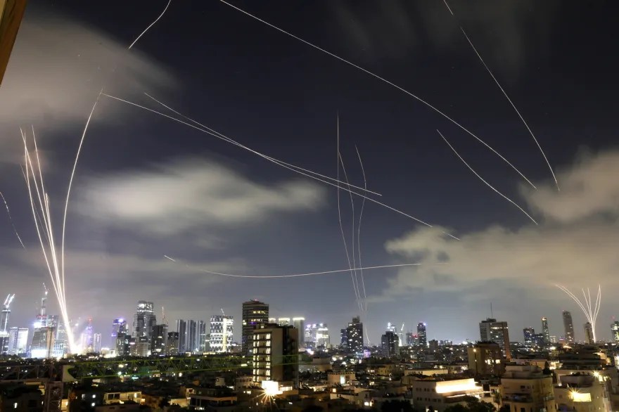 6月17日，以色列特拉維夫上空，以色列防空系統“鐵穹”攔截從伊朗發射的飛彈。