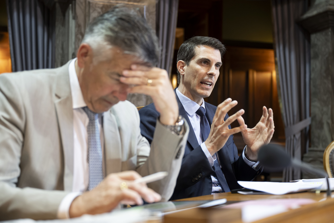 due politici durante il dibattito in parlamento