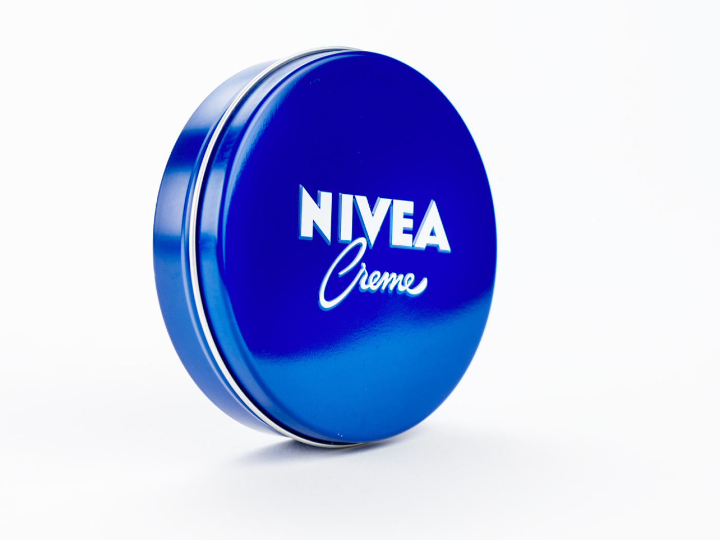 barattolo di nivea classica blu