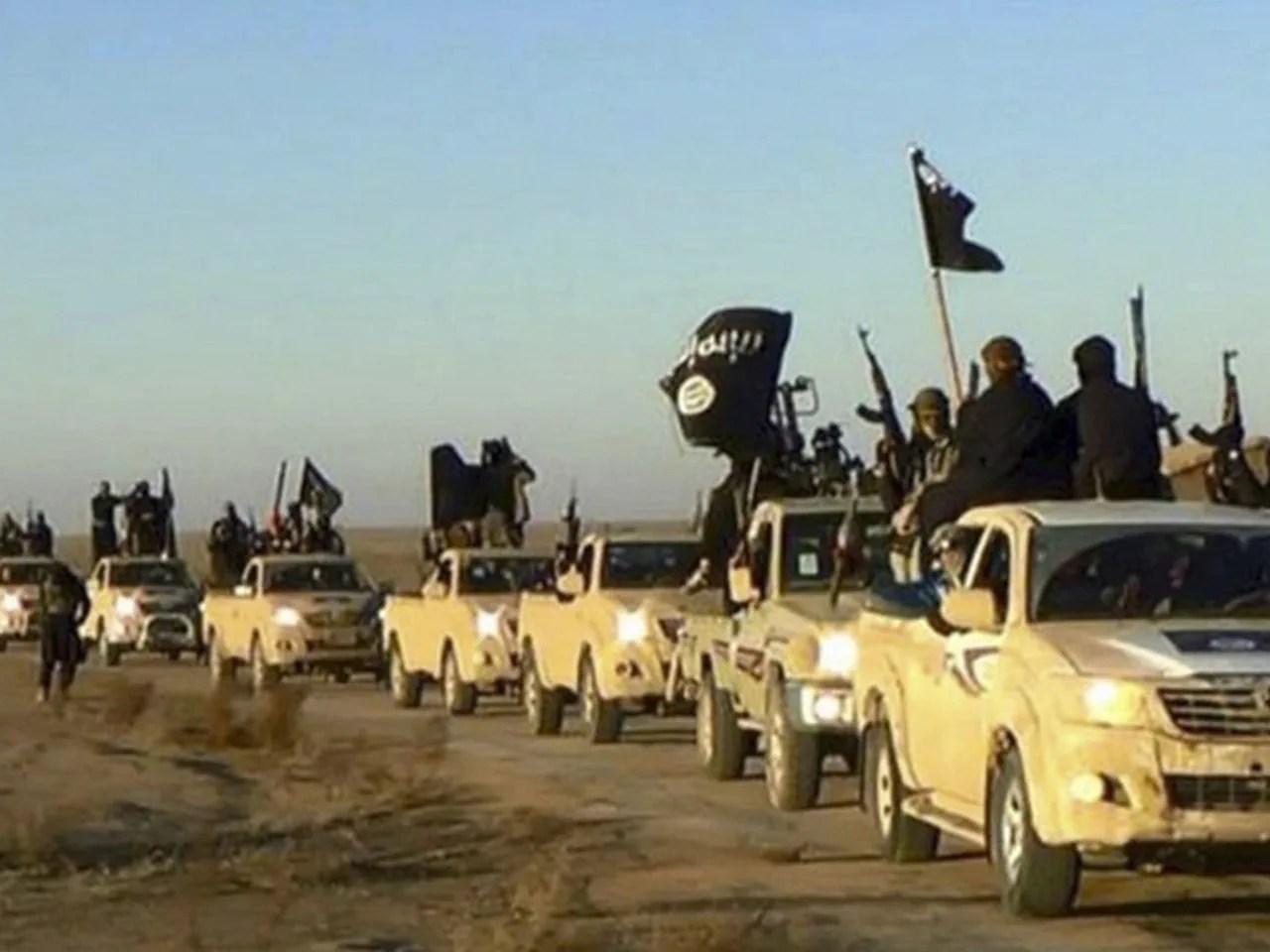 Wie kann man sich vom Gedankengut des Islamischen Staates wieder lösen? Im Bild posieren IS-Kämpfer 2014 in Rakka, Syrien.