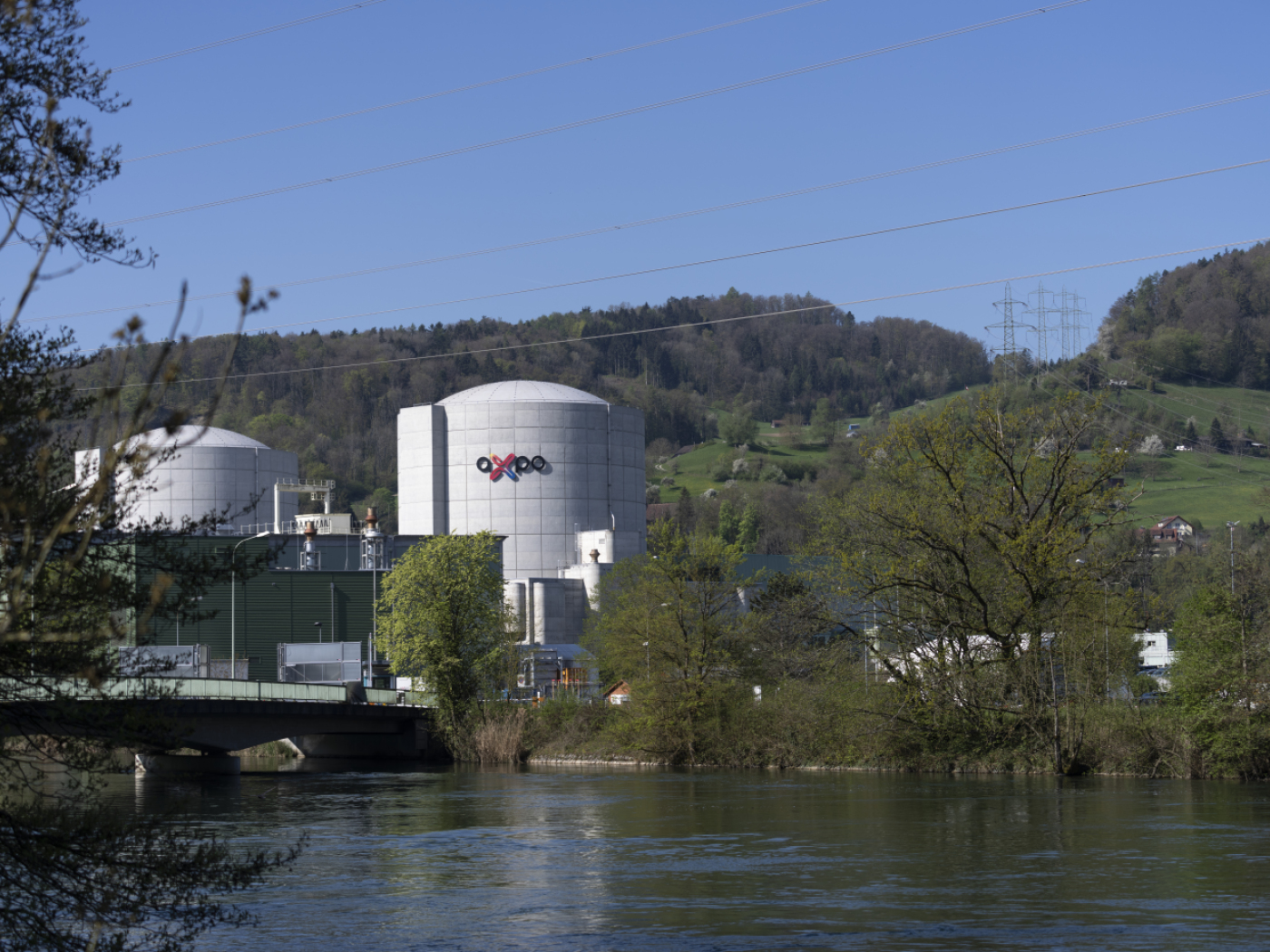 Beznau power station reduces output because of the heat