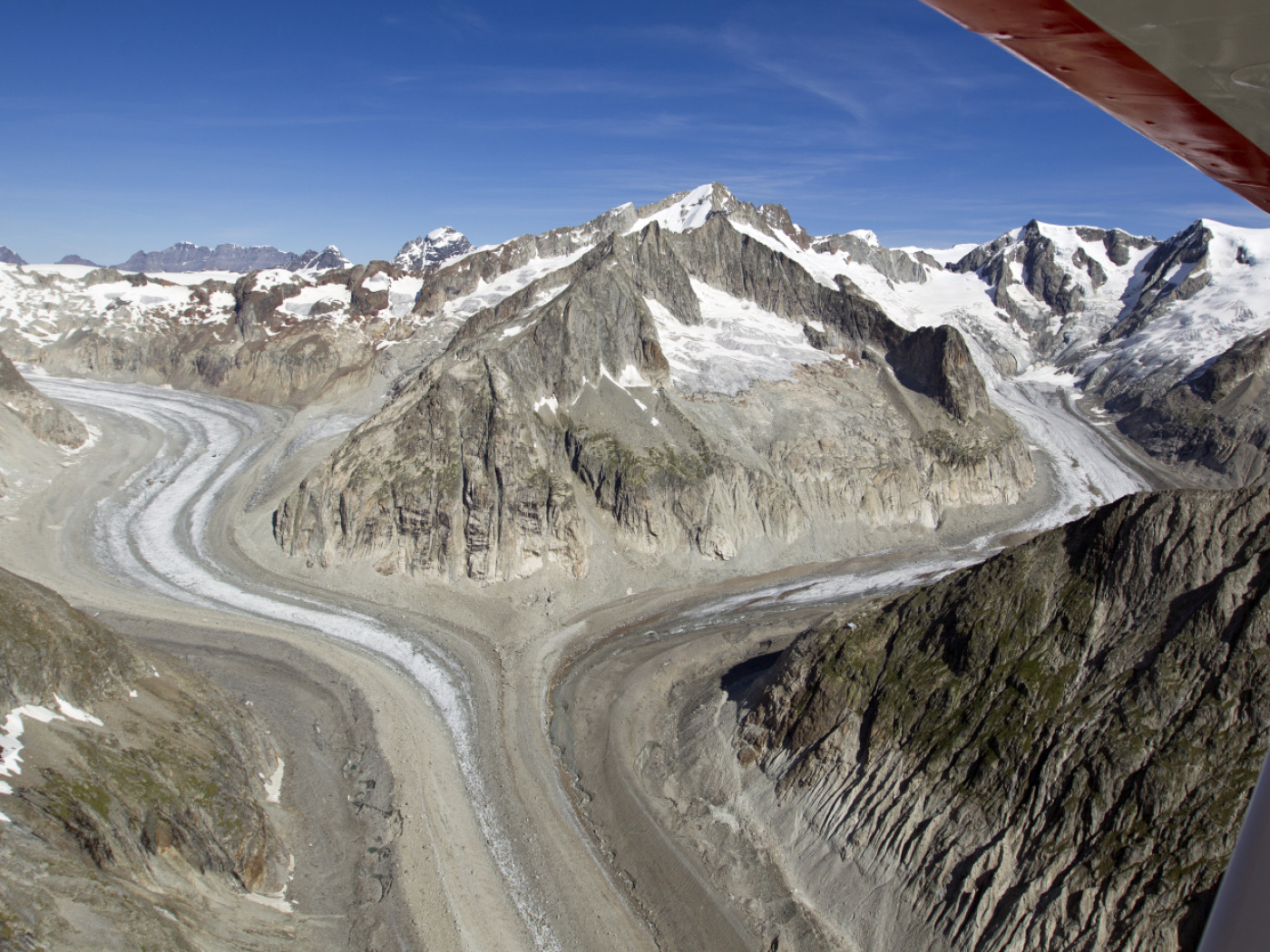 Helicopter crashes on the Oberaletsch Glacier VS