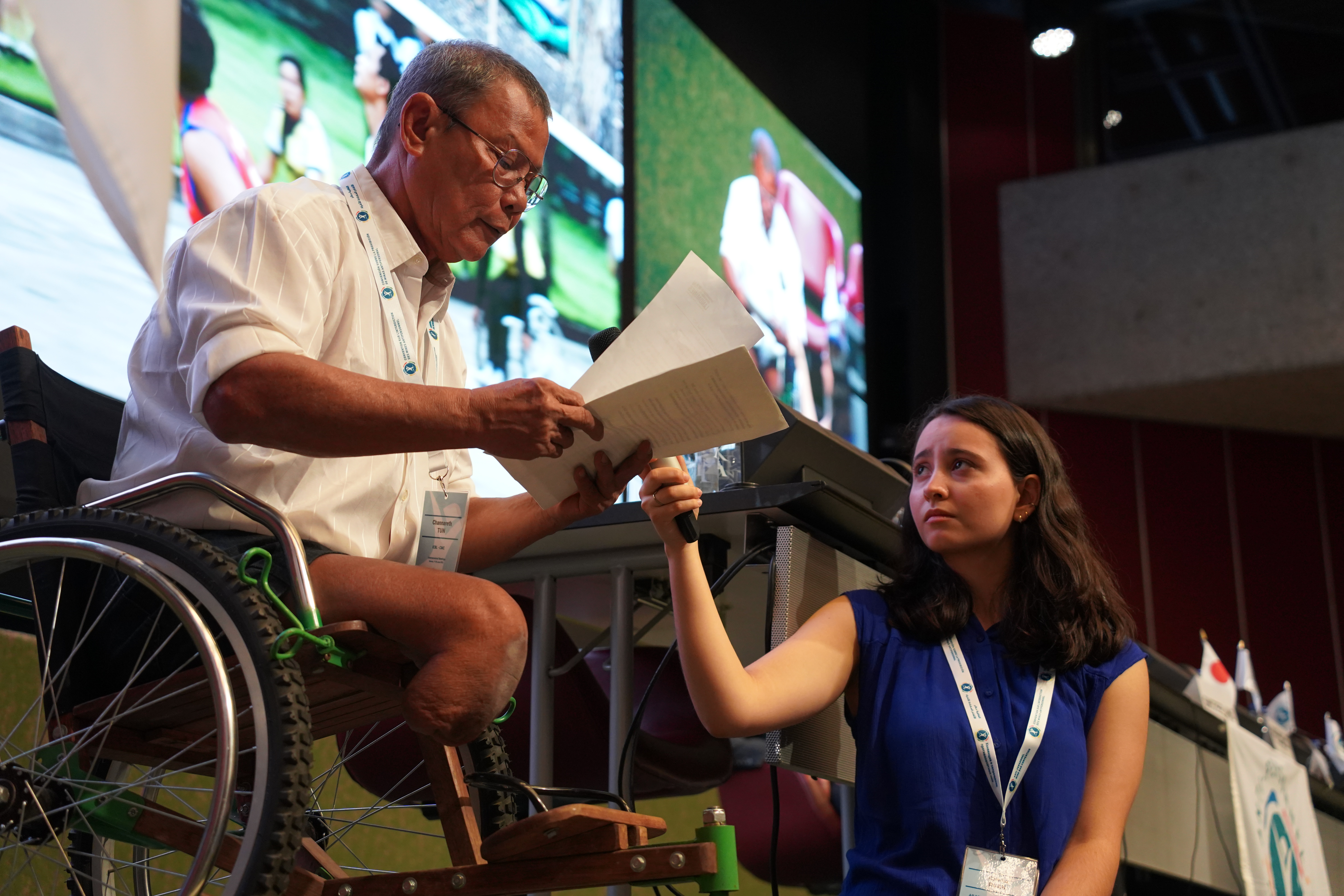 唐·桑纳雷释在联合国与会外交官和非政府组织代表面前发表开幕致辞。