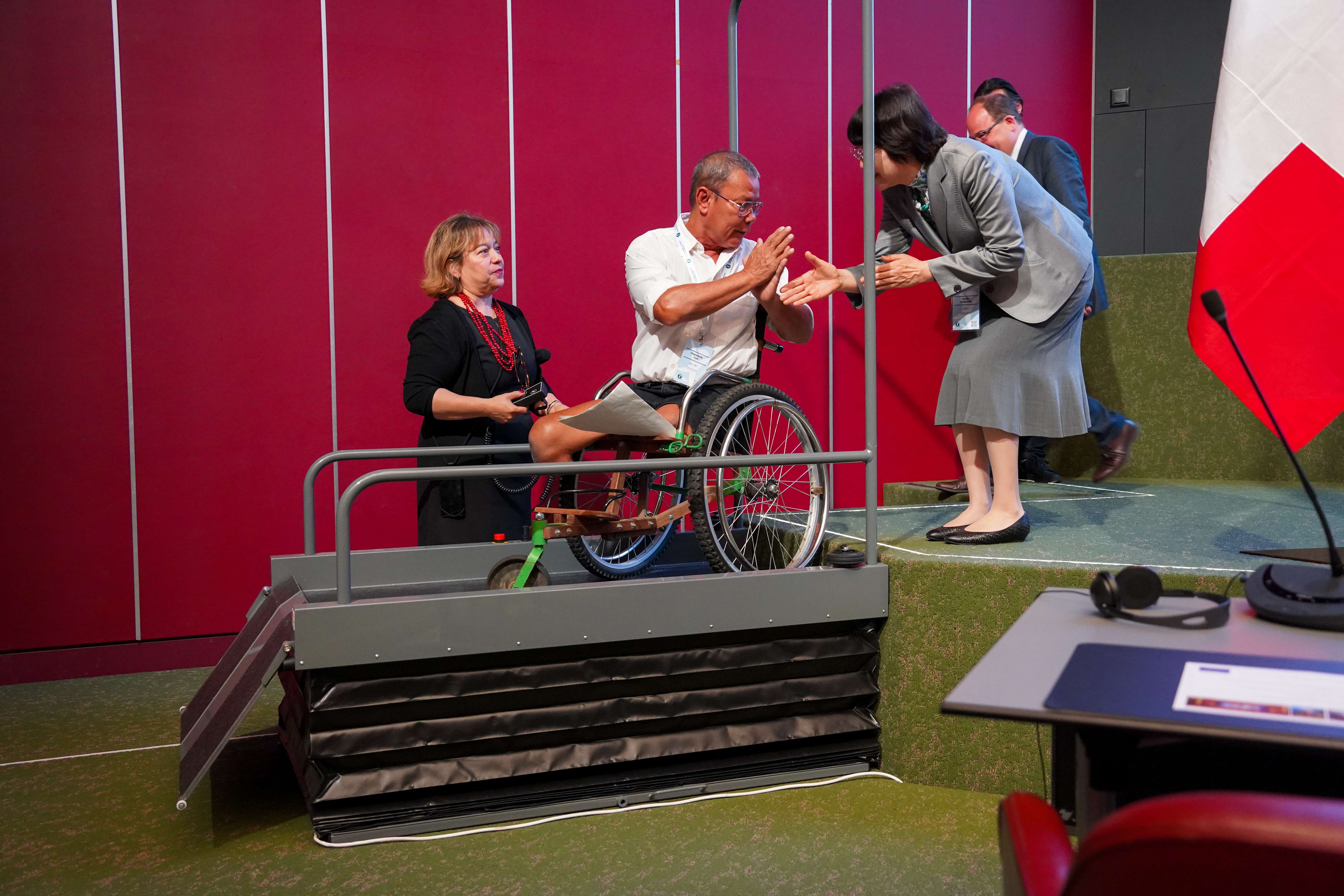 唐·桑纳雷释向会议主席、日本驻裁军谈判会议大使递交了两封联名信,呼吁支持禁雷。这些信函由众多知名人士签署。