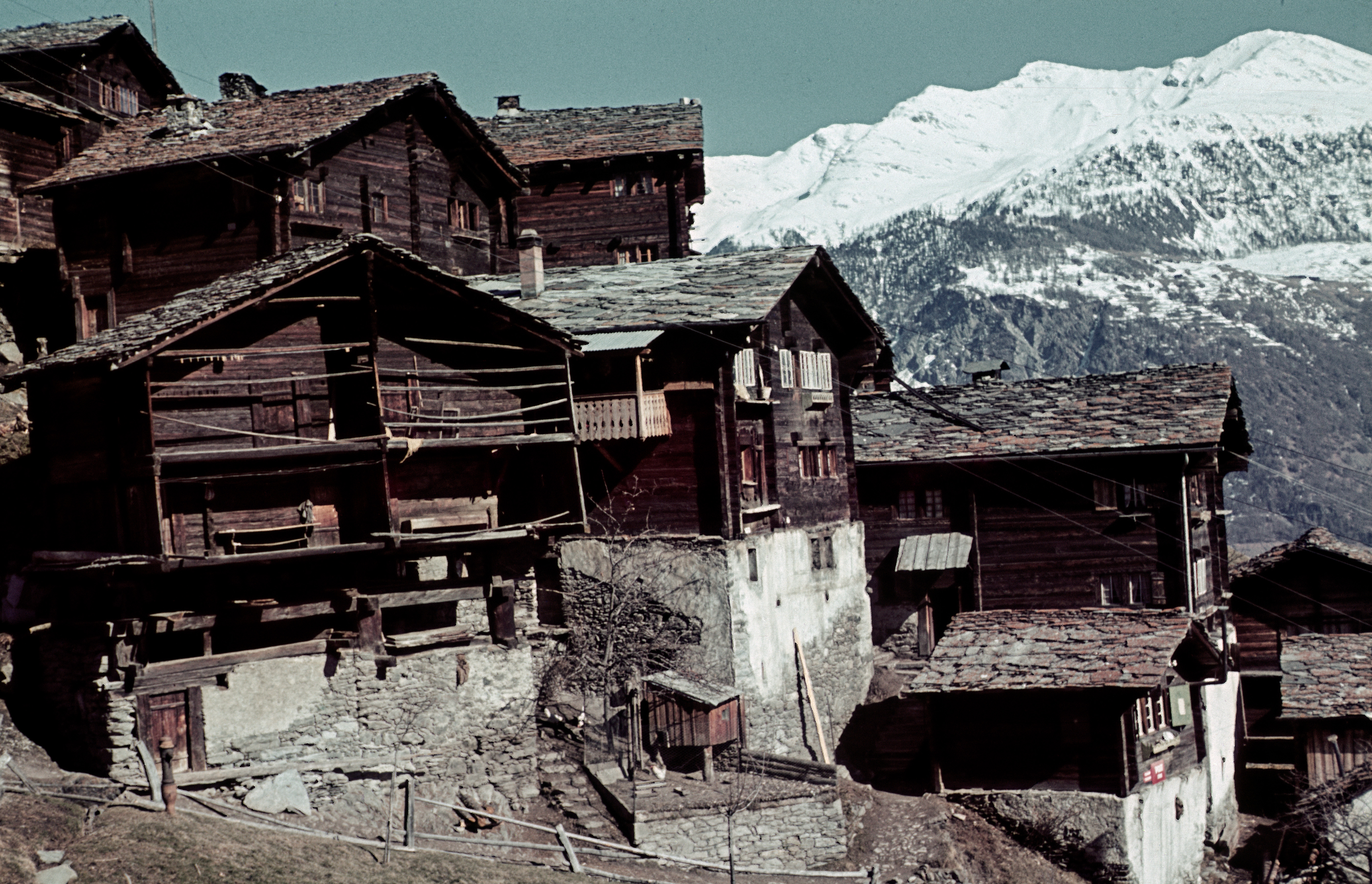 Foto colorizada de um vilarejo alpino