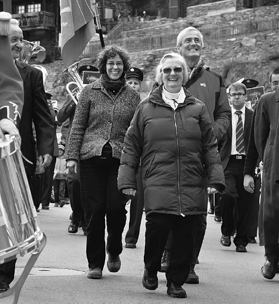 Нобелевский лауреат Элинор Остром (Elinor Ostrom во время посещения деревни Тёрбель 14 апреля 2011 года. Archiv Gemeinde Törbel