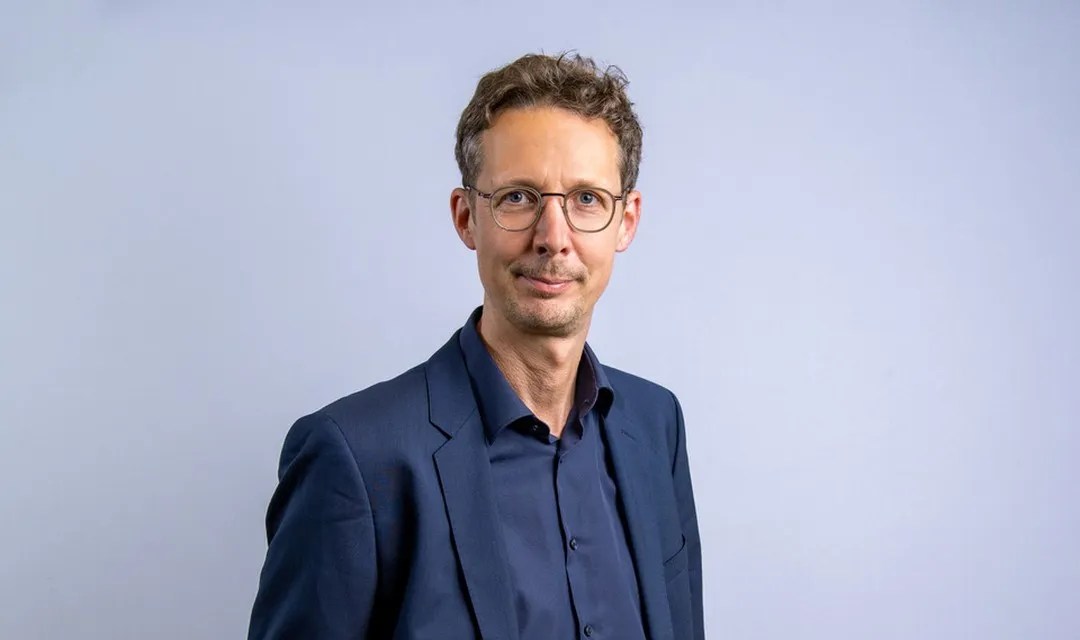 Michael Hermann是民調研究所Sotomo的創辦人兼負責人。他曾攻讀地理學、國民經濟學和歷史學,並在蘇黎世大學地理研究所任教。 Hermann在瑞士出版了《政治景觀地圖集》(Atlas der politischen Landschaften),並開發了政治蛛網分析模型「智慧蜘蛛」(Smart Spider)。