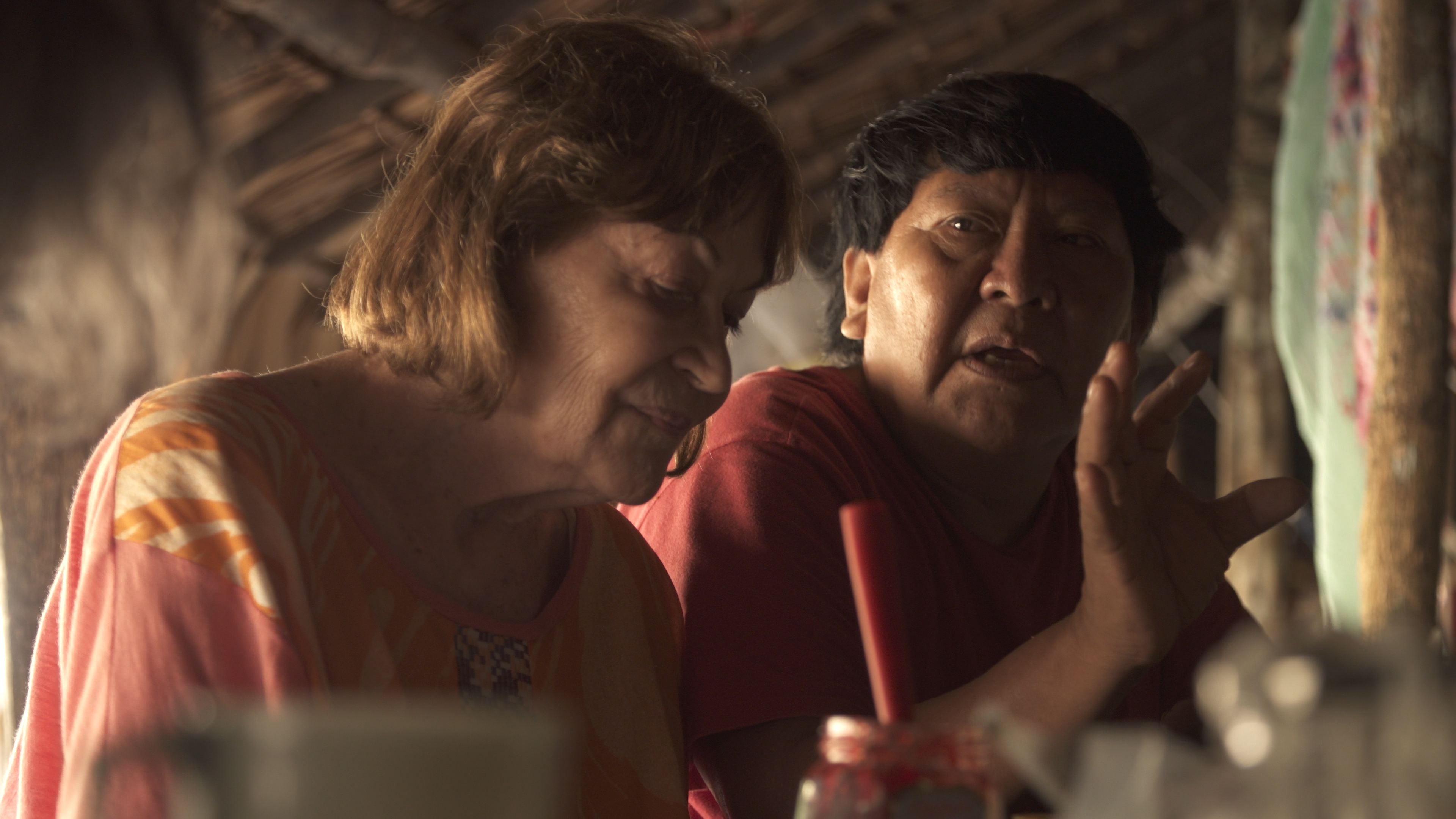 Claudia Andujar mit einem indigenen Guide