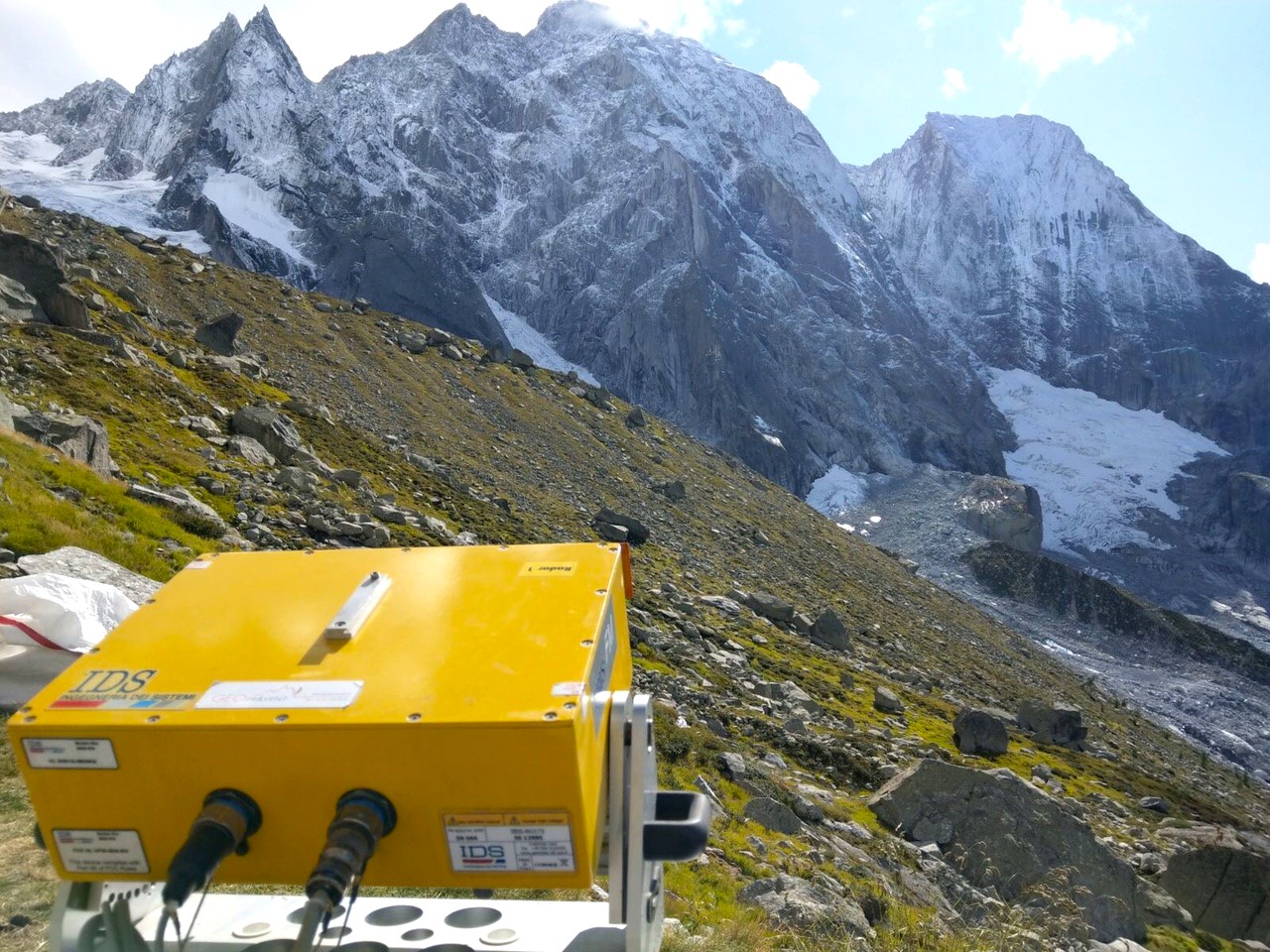 apparecchio radar per i pericoli naturali puntato sul versante di una montagna