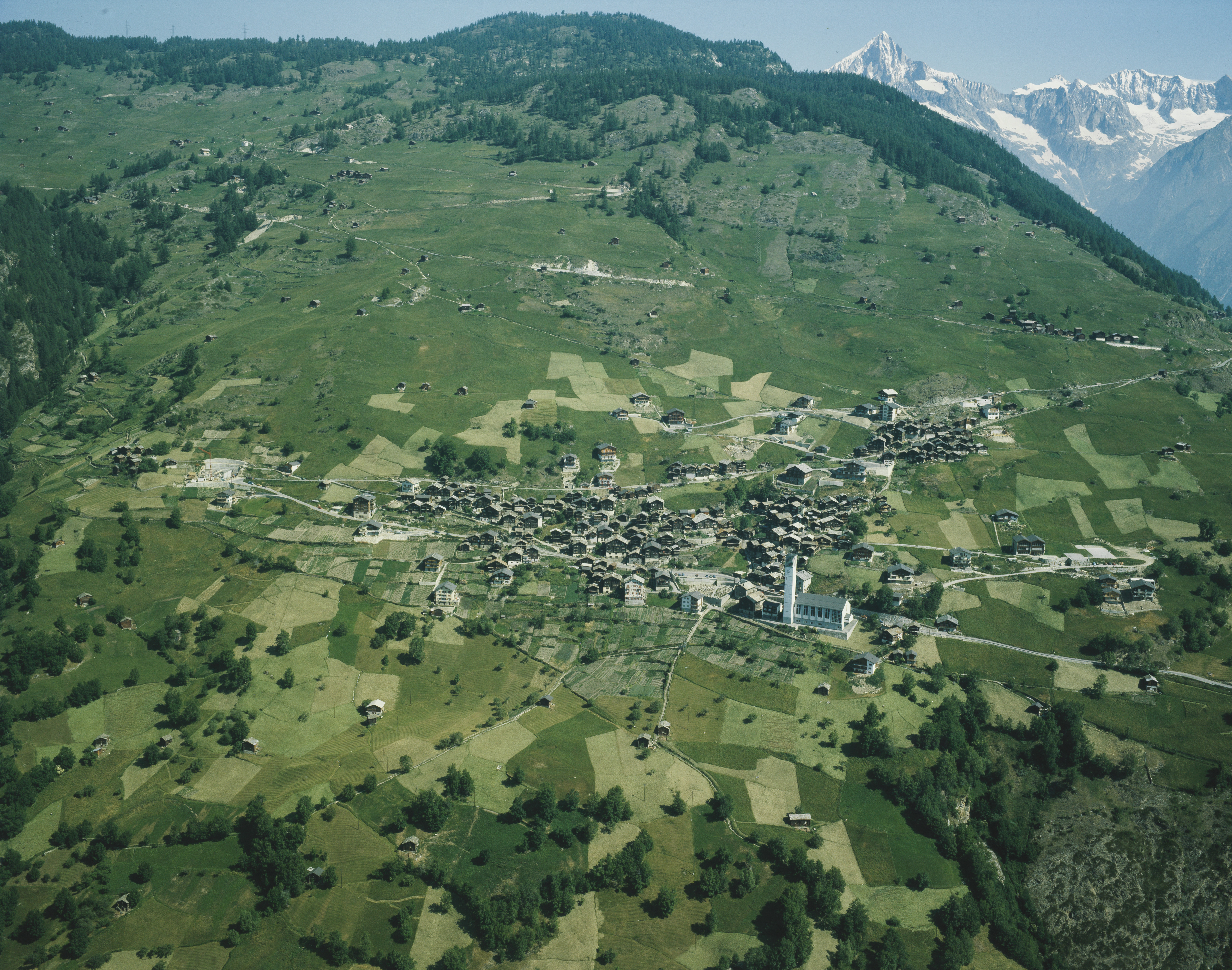 Vista aérea de uma área de pastos alpinos