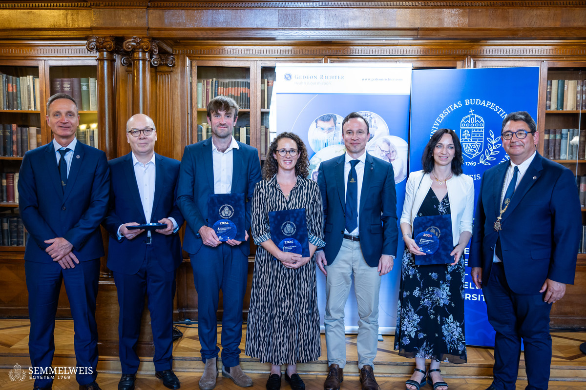 Swissinfo journalist Jessica Davis Plüss (centre) with the winners and organisers of the Semmelweis-Richter journalism award. Source: Bálint Barta – Semmelweis University.