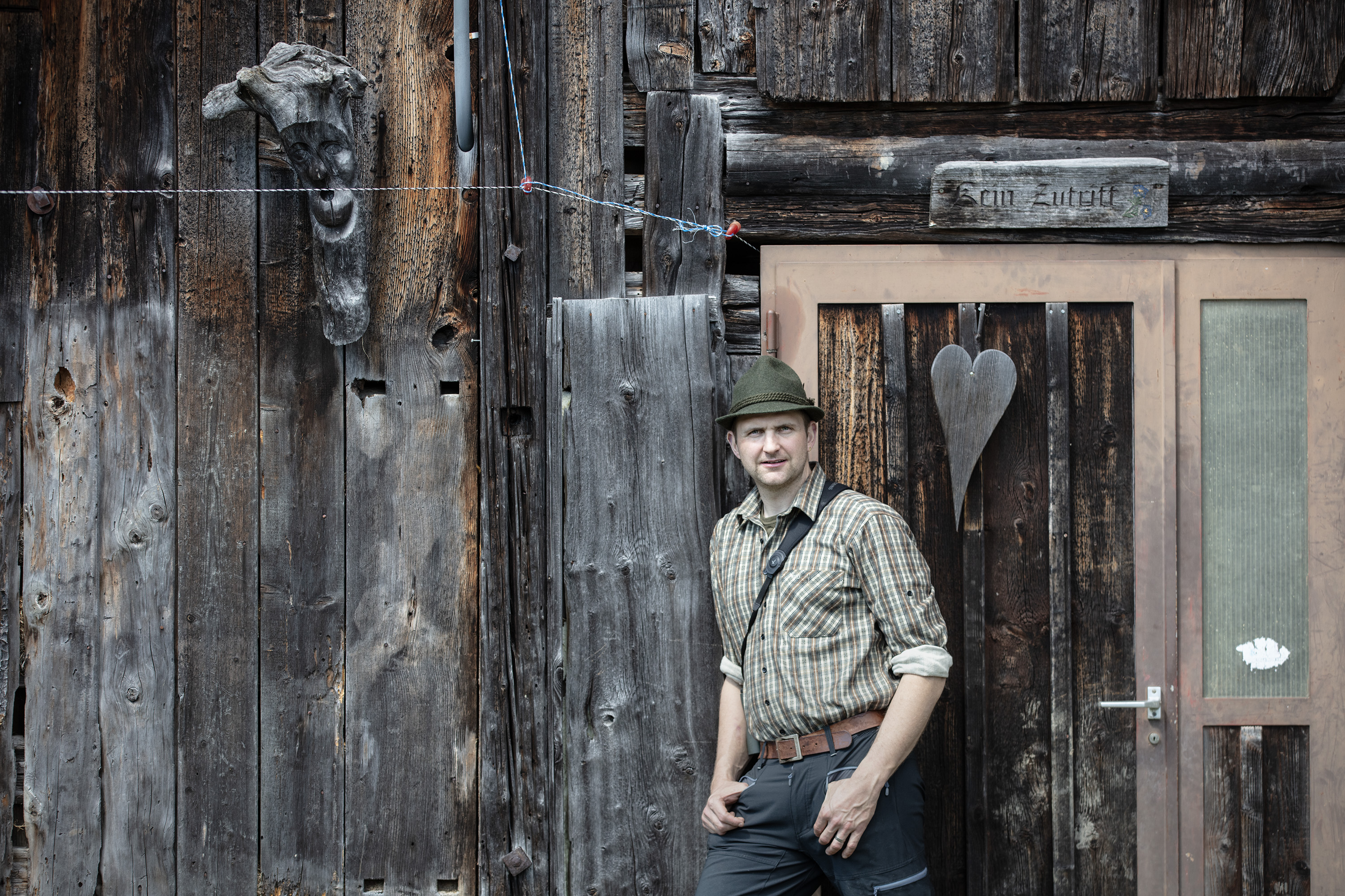 Uomo davanti a un edificio di legno
